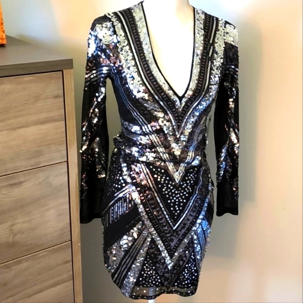 MINI DRESS IN SILVER. SEQUIN. SIZE XS. EXPRESS. NEW WITH TAGS